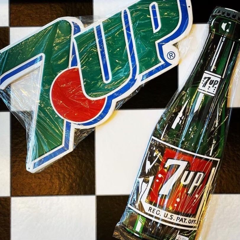 新品 🇺🇸 レトロ ブリキ エンボス看板 7UP BOTTLE セブンアップ