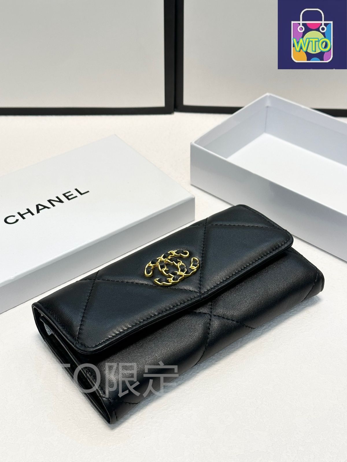 【2セット】Chanel シャネルTwiggy&No 5 額入り 今日特価】Chanel シャネル クラシック二つ折りウォレット