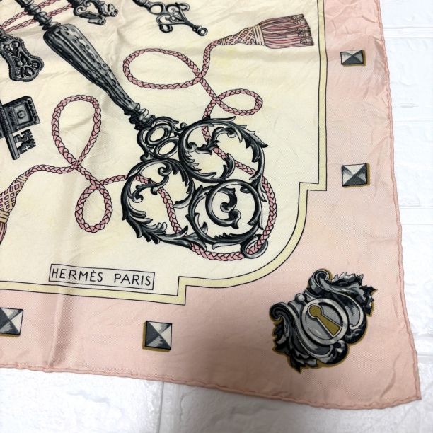 ✨極美品✨HERMES カレ90 シルクスカーフ 鍵柄 ピンク系　正規品 美品 HERMES カレ90 シルクスカーフ 鍵柄 ピンク系 LES CLES