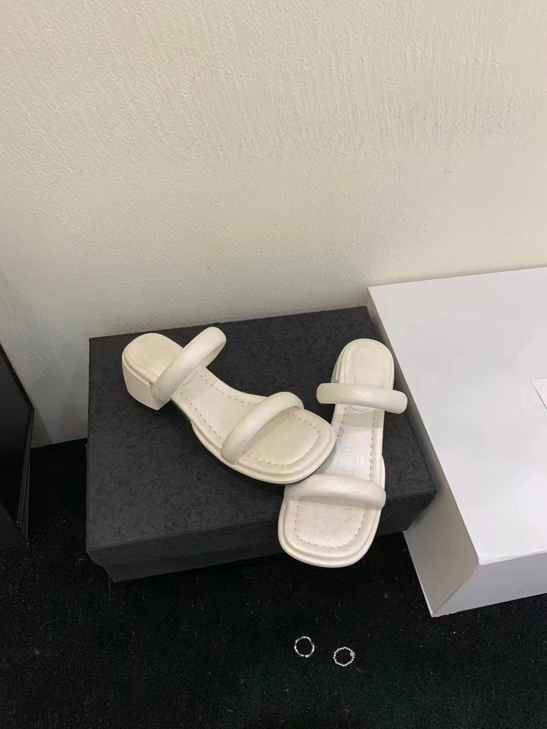 フランス製ハイヒールサンダル