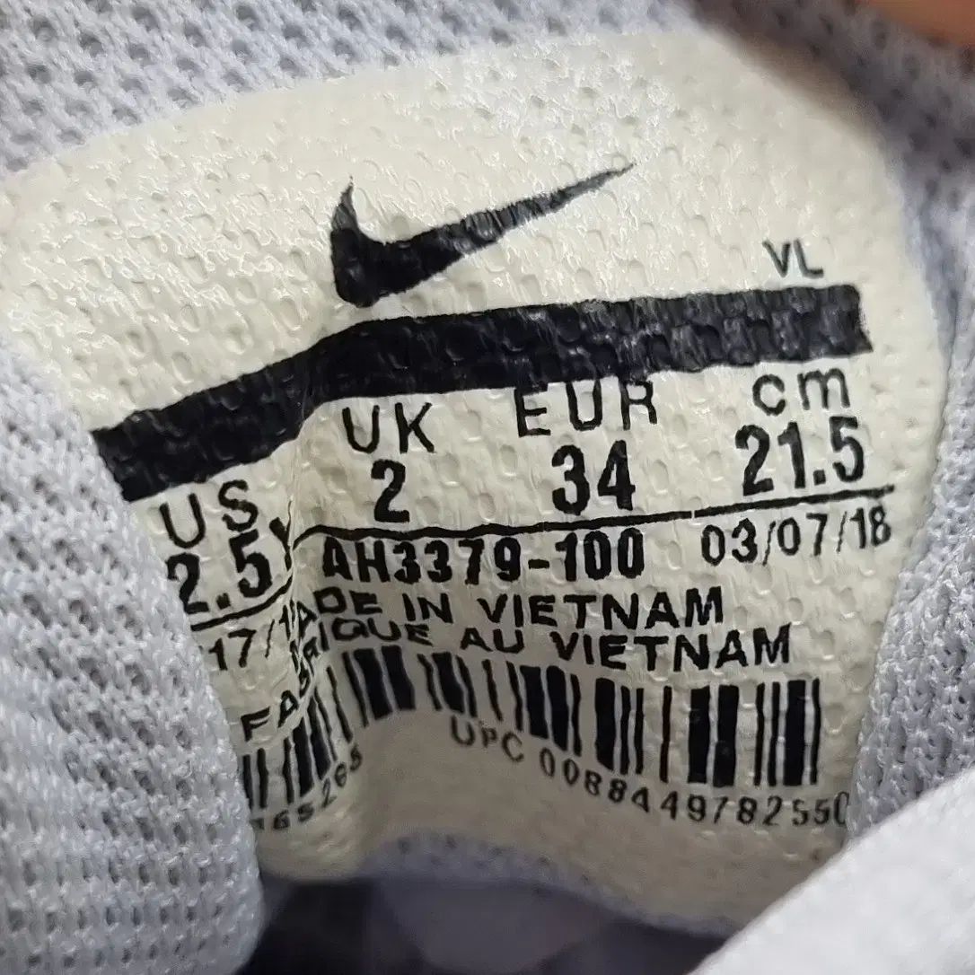 トラウト5 野球シューズ