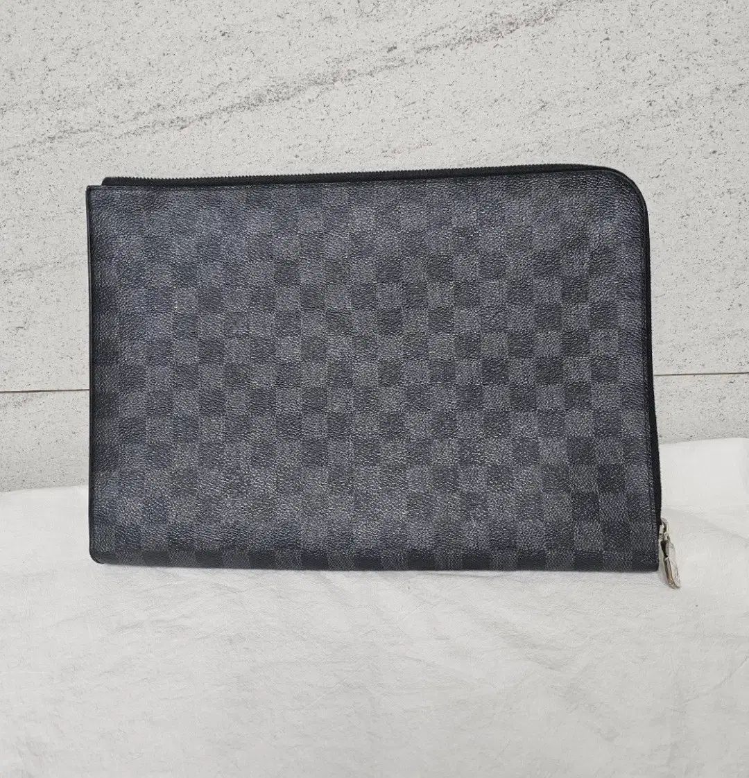 ルイヴィトン クラッチバッグ　ダミエグラフィット ポシェットヴォワヤージュ ルイ・ヴィトン(LOUIS VUITTON)ルイ・ヴィトン ダミエグラフィット