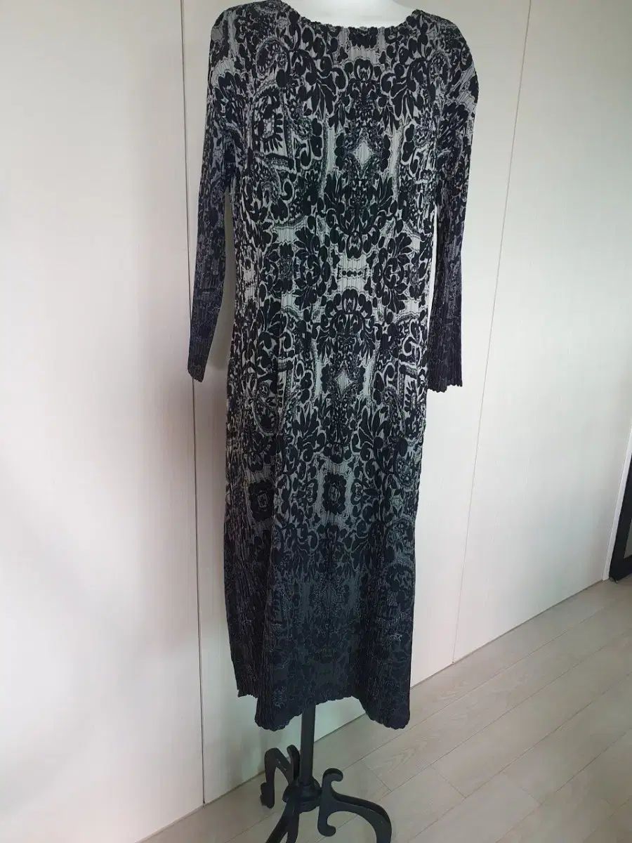 ブラック パータン ロング プリーツ ONE PIECE