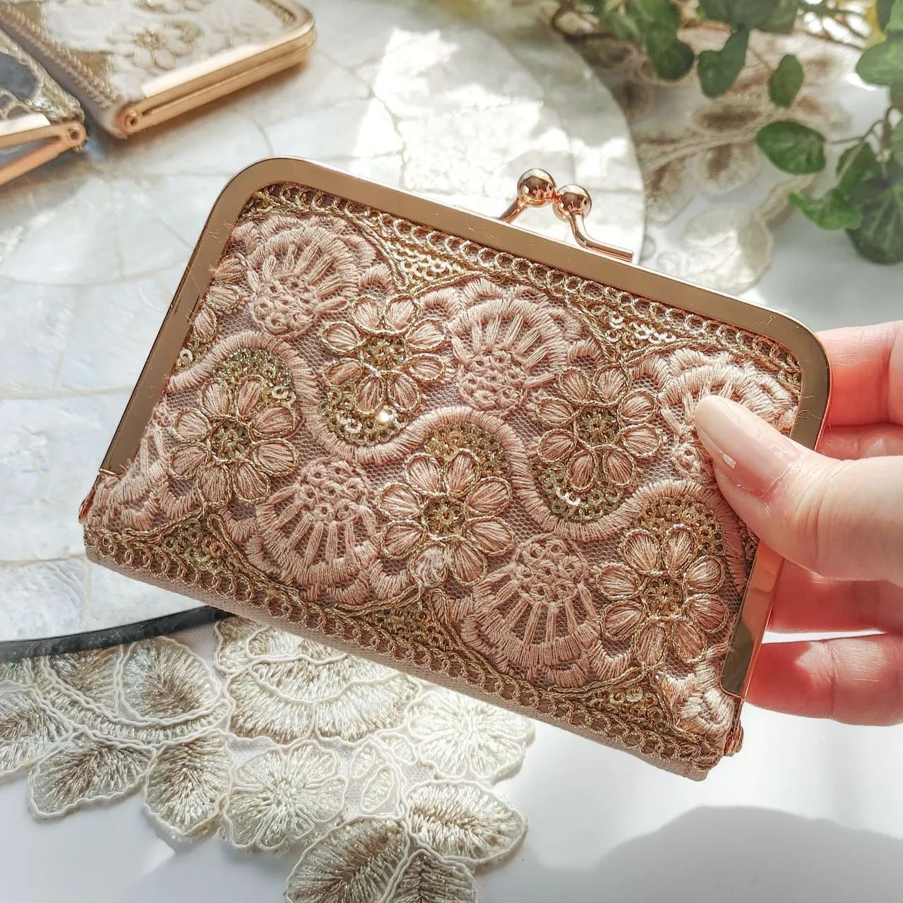 透ける名刺入れ(ベージュ)『No.287 インド刺繍リボンカードケース』『作家のためのカードケース』名刺入れ　ショップカードケース　がま口カードケース