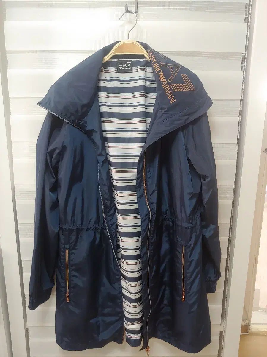 エンポリオアルマーニ ウィンドブレーカー