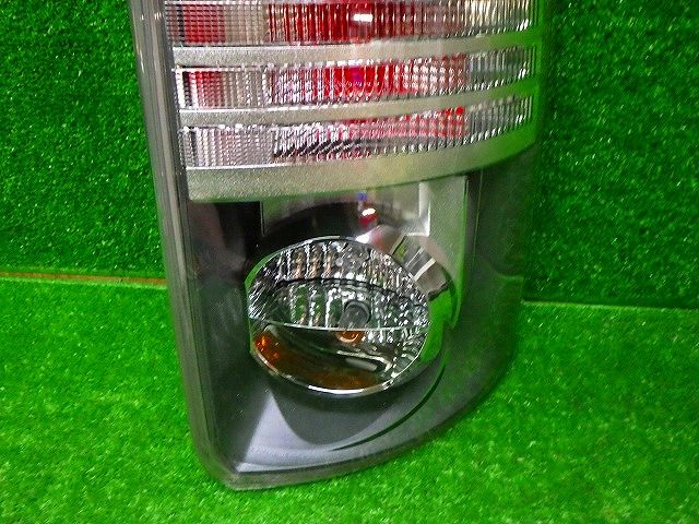 LED球切れ無 トヨタ ZRR70/75 ヴォクシー 前期 右テールレンズ 28-199