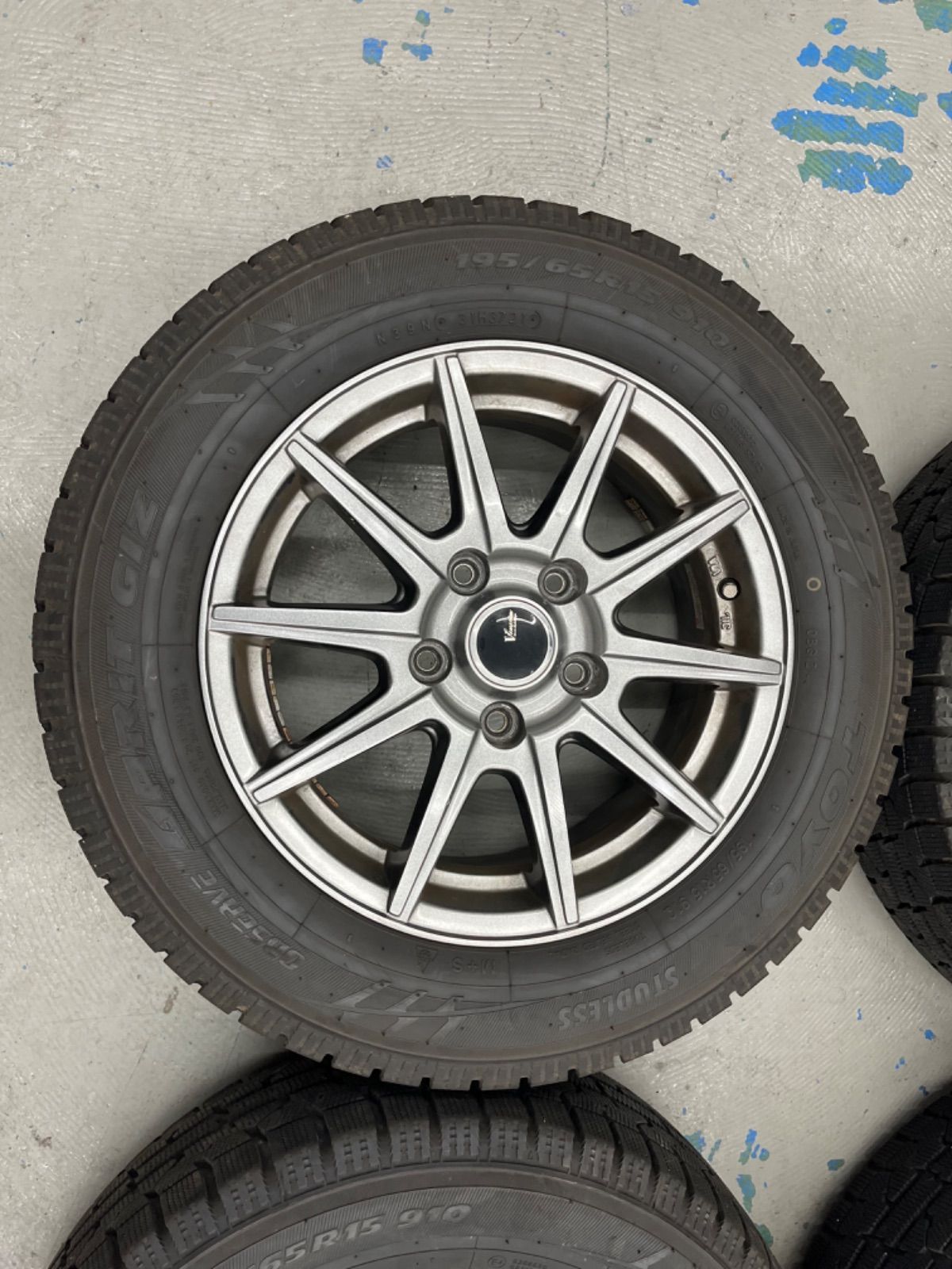 トヨタヴォクシースタッドレスタイヤホイル付き195|65R15
