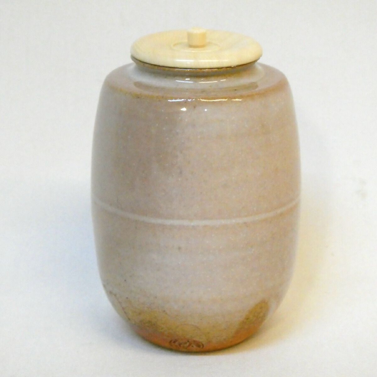 岡田裕作　萩焼　茶入　共箱　略歴付　仕服付　茶道具 仕覆二つ】萩焼 岡田裕作 肩衝茶入 眼鏡箱 花兎緞子 薩摩間道