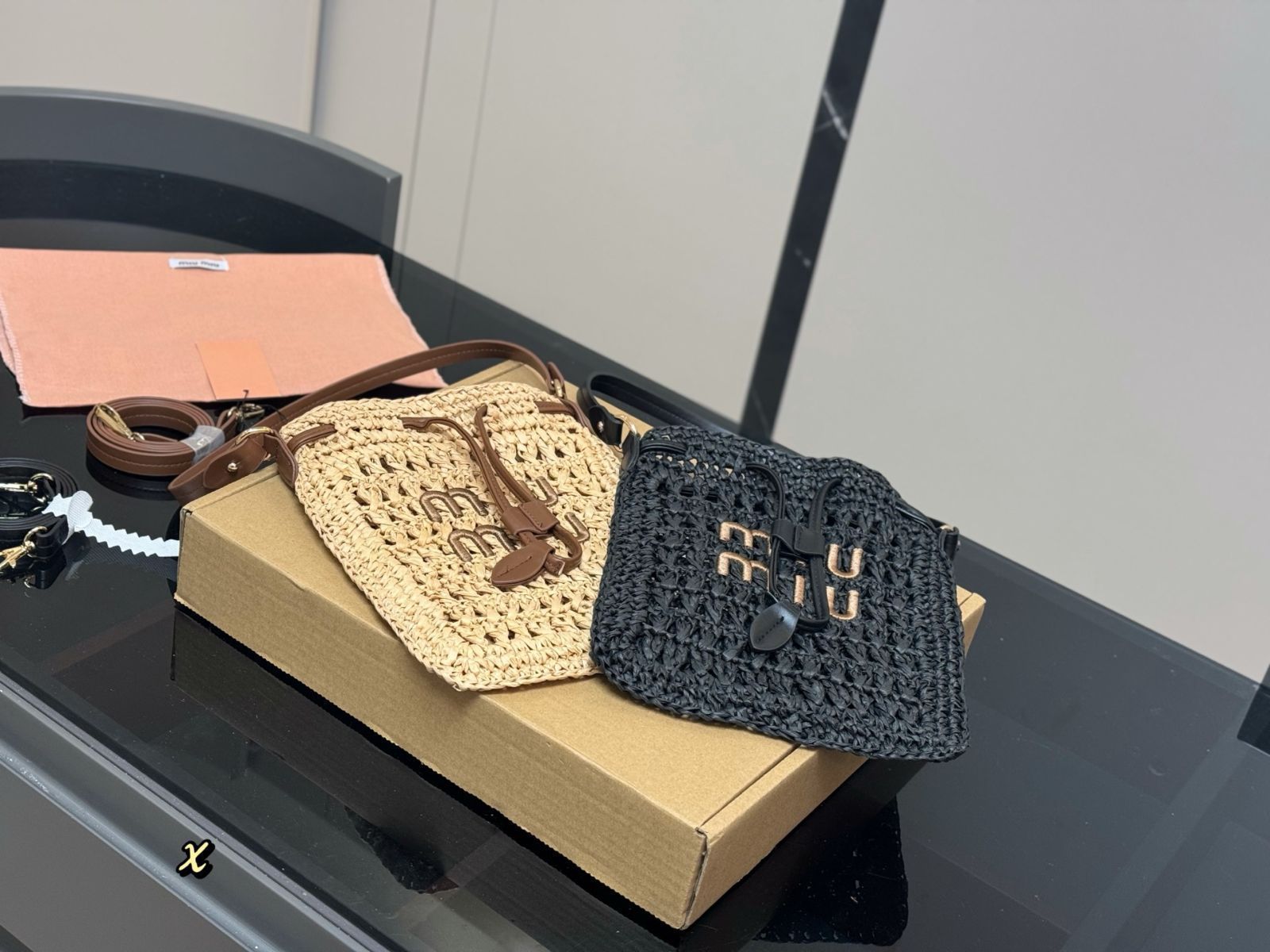 ユニセックス*軽やかな夏を*miumiu*かぎ針編みのトートバッグ この夏大活躍のデザイン ≪Miu Miu≫ かぎ針編みトートバッグ