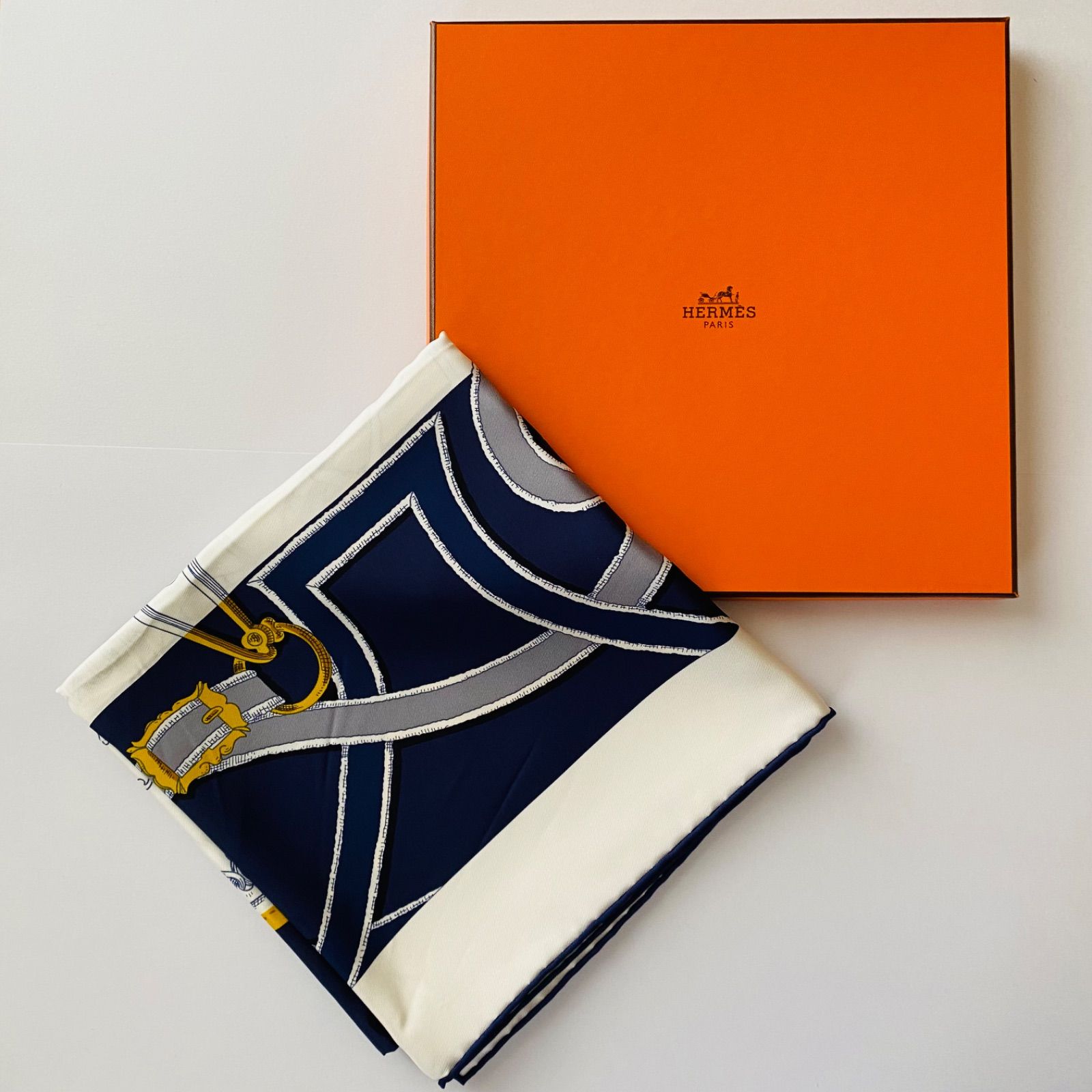 HERMES エルメス　カレ90 帝王学 スカーフ ゴールド　シルク 楽天市場】HERMES エルメス カレ90 L'INSTRUCTION DU ROY 帝王学