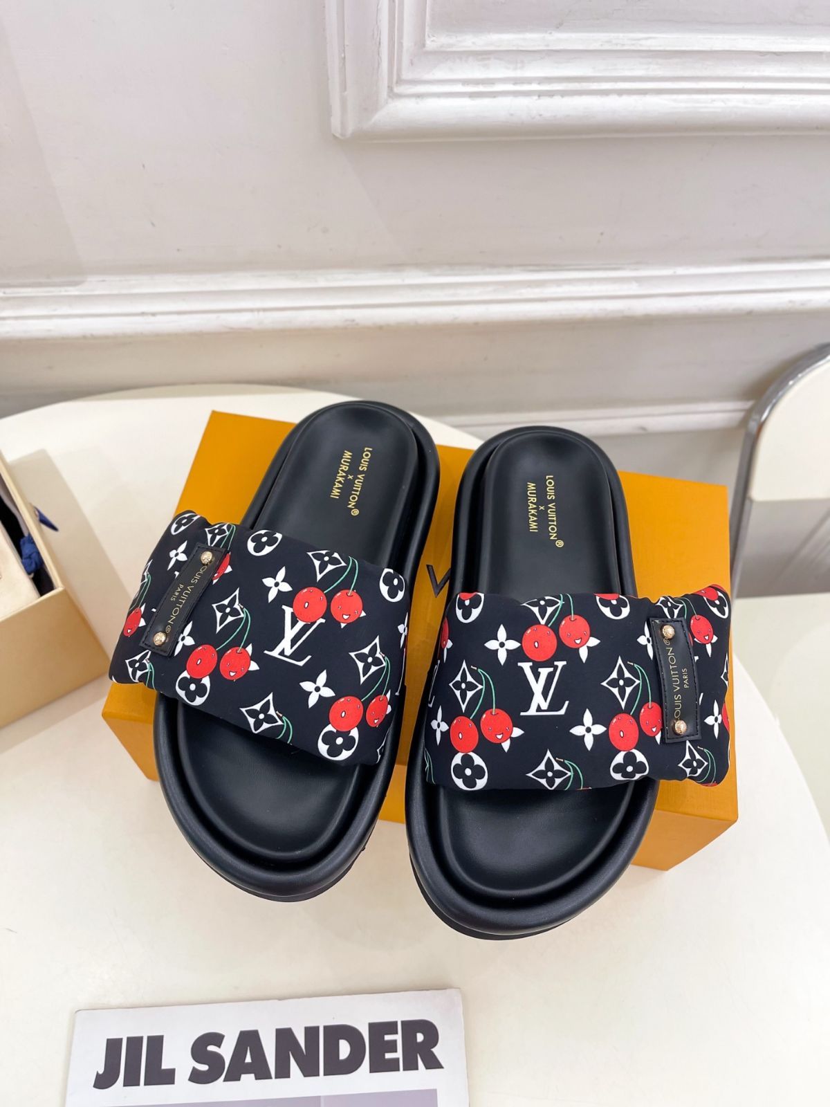 ★お洒落★【LOUIS VUITTON】サンキス フラットサンダル LV Sunset Flat Comfort Sandal - Women - Shoes | LOUIS VUITTON ®
