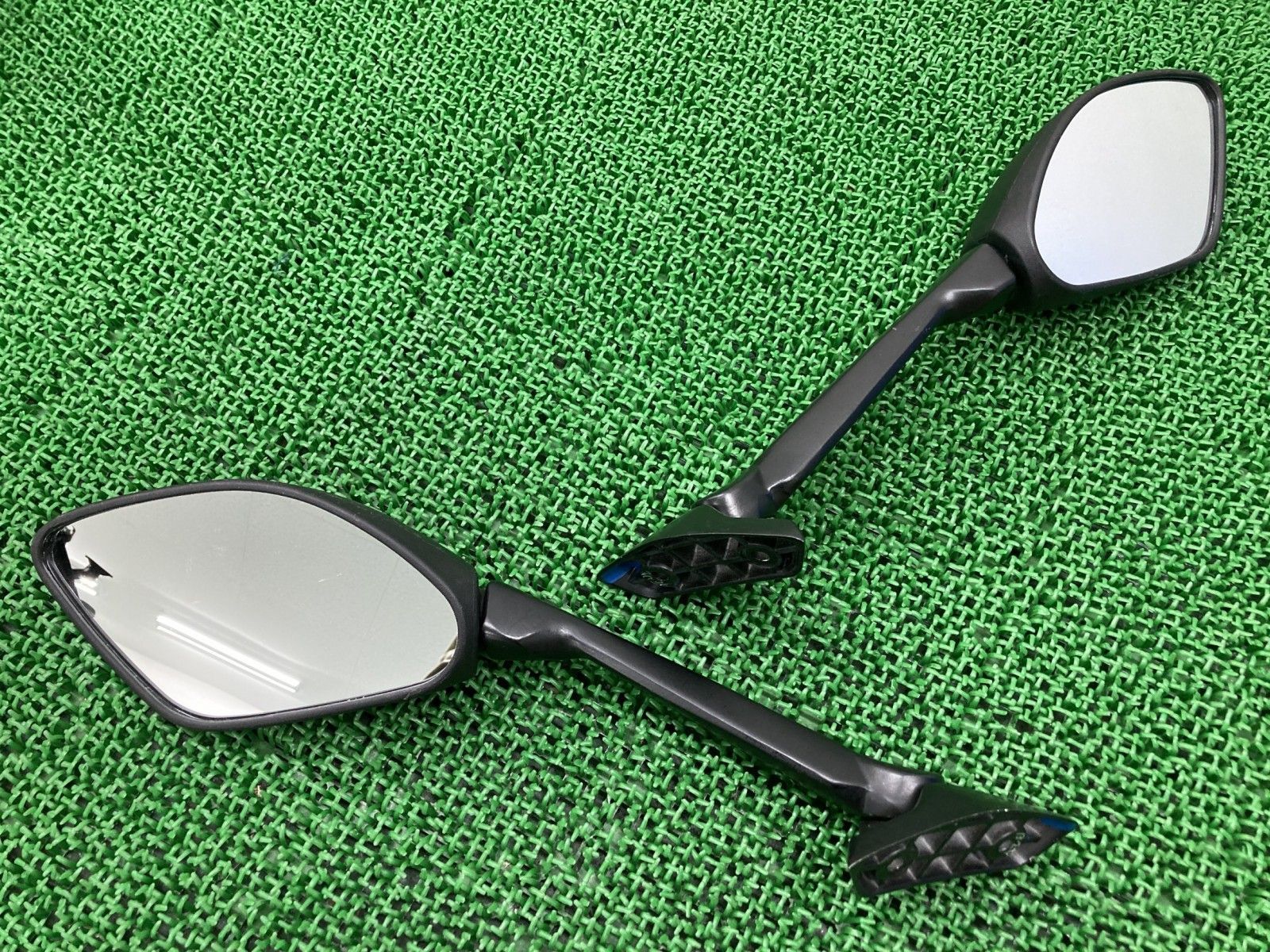 ジクサーSF250 ミラー 左右 1527/000452 ヤマハ 純正 バイク 部品 ED22B 1527 000452 GIXXER コンディション良好 品薄 【中古】 12 ジクサーSF250 ミラー 左右 1527/000452 ヤマハ 純正 バイク 部品