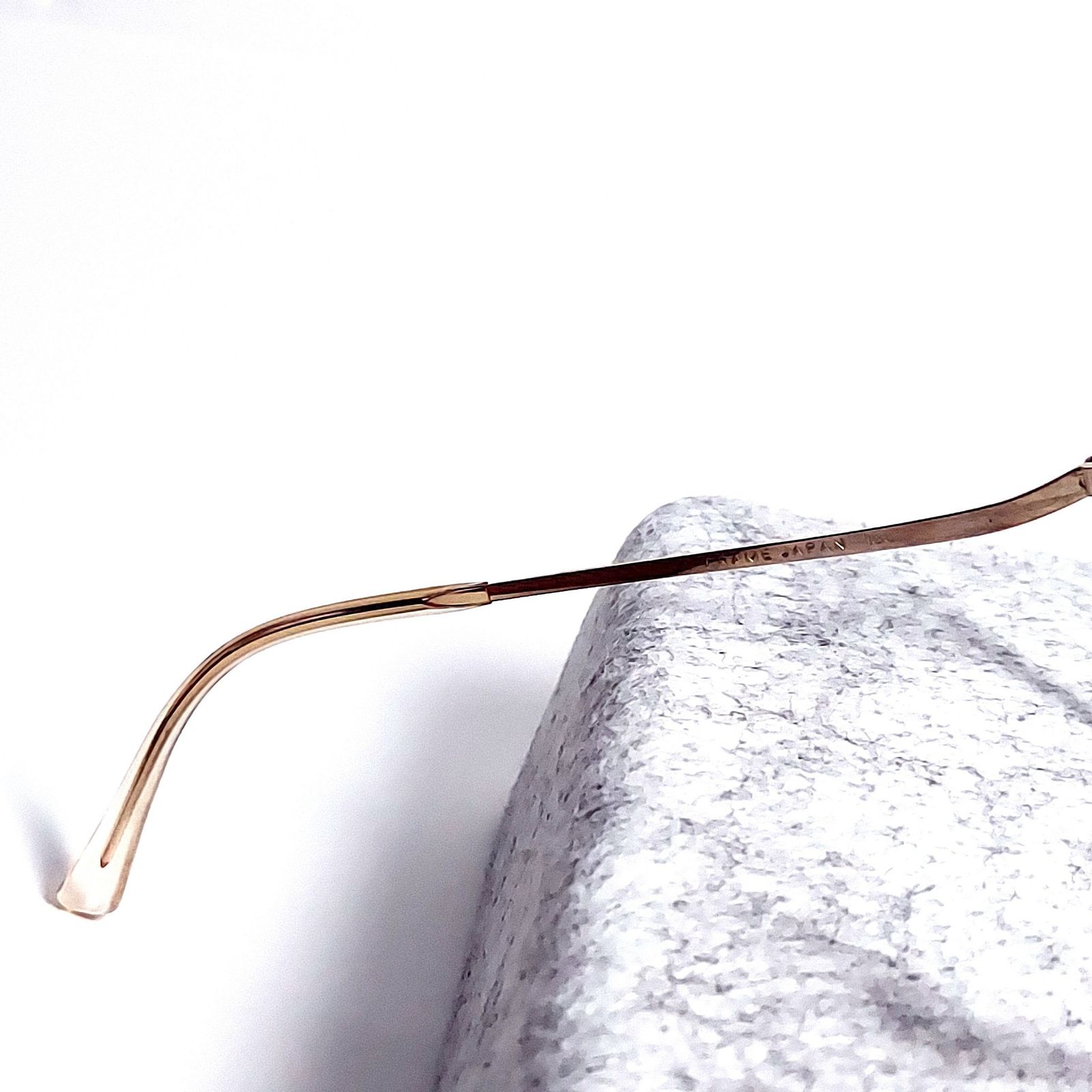 No.749メガネ　HOYA　宝飾ルビー&18K装飾【度数入り込み価格】 No.749+メガネ HOYA 宝飾ルビー&18Kデコ【度数入り込み価格】 - メルカリ