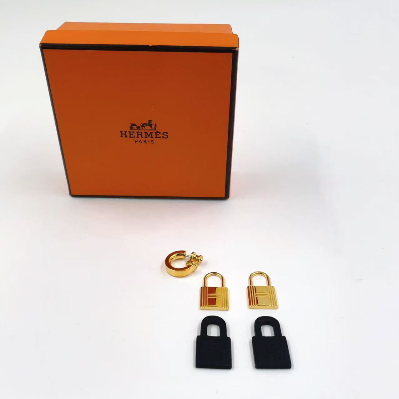 HERMES オーケリー D刻印 レザー×メタル ゴールド×ブラック 片耳のみ ピアス SIROKUMA-CORPORATION_COM