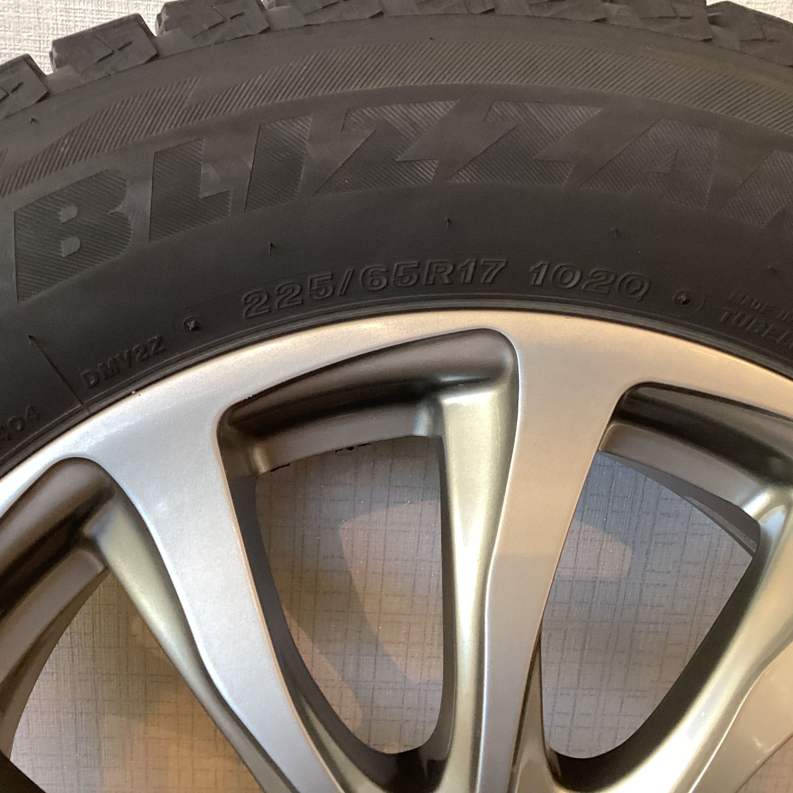 BALMINUM TR10 17インチ ７．０J ＋３８ PCD１１４．３ ５H ２２５/６５R１７ スタッドレスタイヤ付き ハリアー NX ラブ４等  - メルカリ