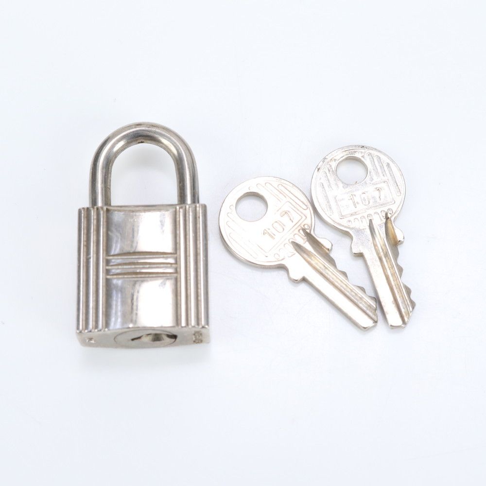 エルメス カデナ 107番 キー 鍵 シルバー パドロック 南京錠 バッグ チャーム メンズ レディース RRE CU17-7