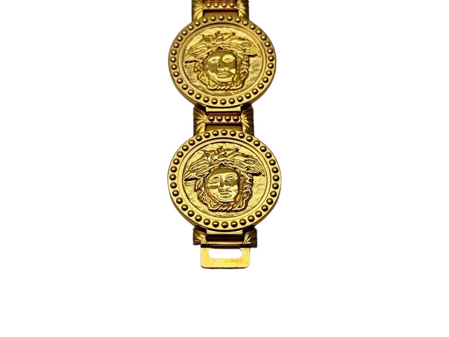 GIANNI VERSACE ジャンニ ヴェルサーチ メデューサ コインウォッチ 腕時計 5連 ゴールド クオーツ アナログ表示 GP 美品 中古  67237 - その他