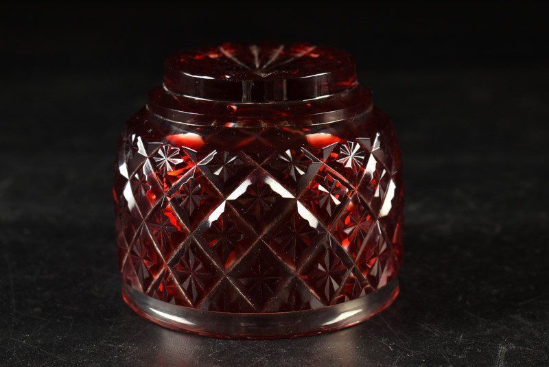 色被せガラス切子猪口