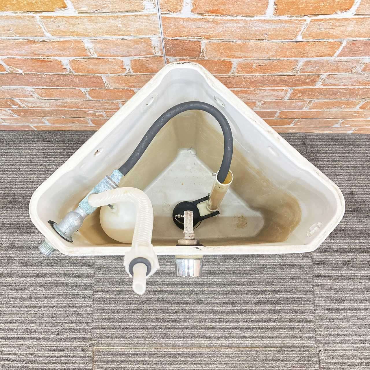  品 TOTO 洋式トイレ 隅付きタンク 三角タンクと蓋のセット 型番不明 ロータンク 便器 ホワイト系 トイレ 住宅設備