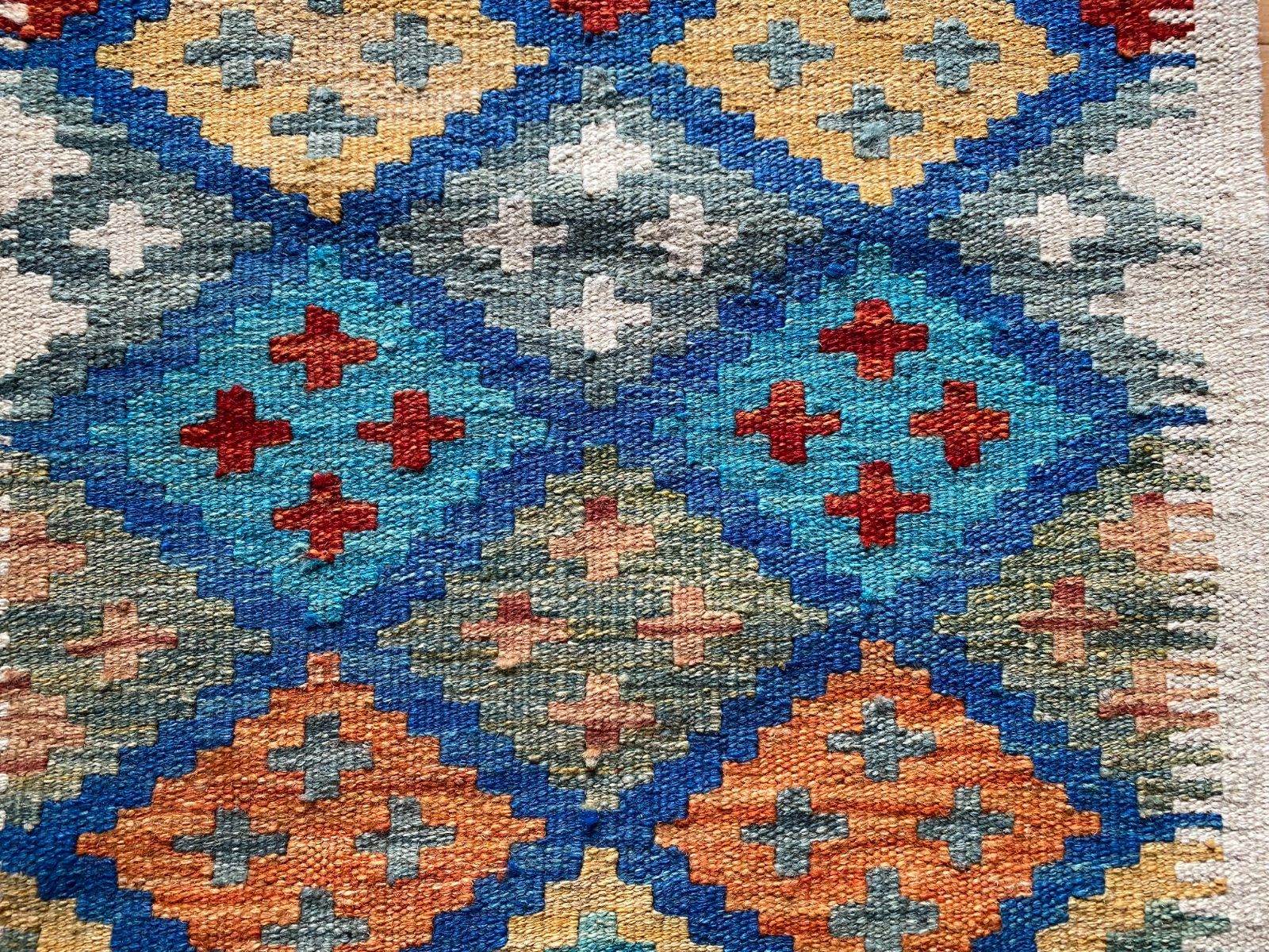 キリムのある素敵な暮らし始めませんか 手織りアフガニスタンキリムとても素敵です ちょっとしたスペースに 一枚でお部屋がランクアップ MARWIL-DEMENAGEMENTS_CH