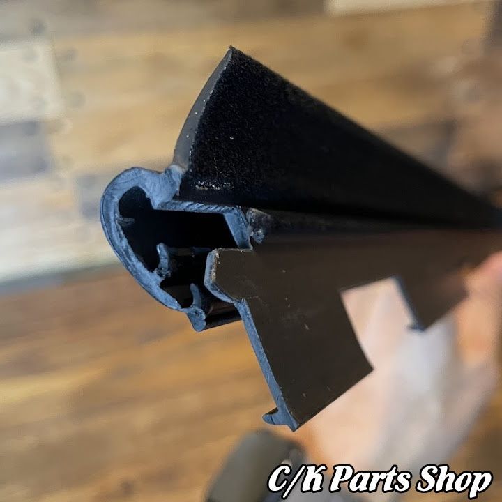 エスカレード ウェザーストリップ