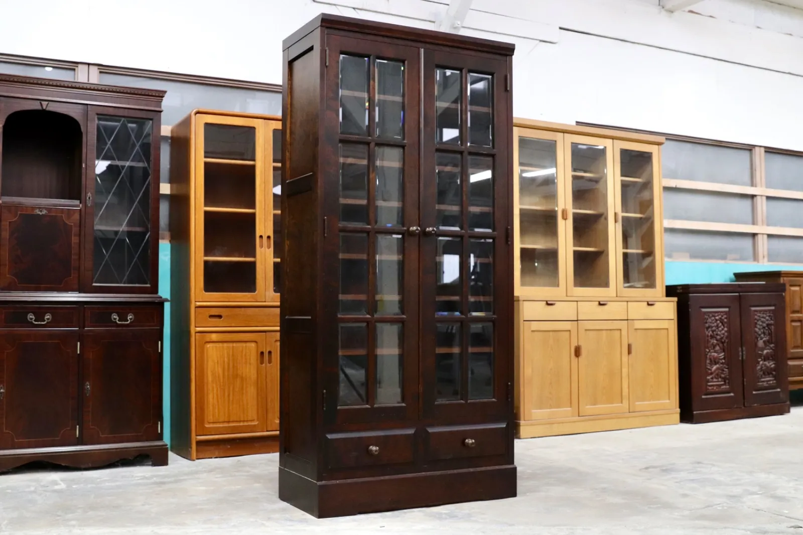 【北海道民芸家具】書棚 本棚 観音扉★ガラスキャビネット★和モダン ★中古 北海道民芸家具】書棚 本棚 観音扉☆ガラスキャビネット☆和モダン