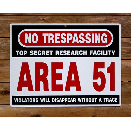 アメリカの標識看板 「AREA 51 NO TRESSPASSING」（エリア51 不法進入禁止）縦45.5×横61cm アメリカ製 看板 トラフィックサイン インテリア ガレージング 店舗装飾