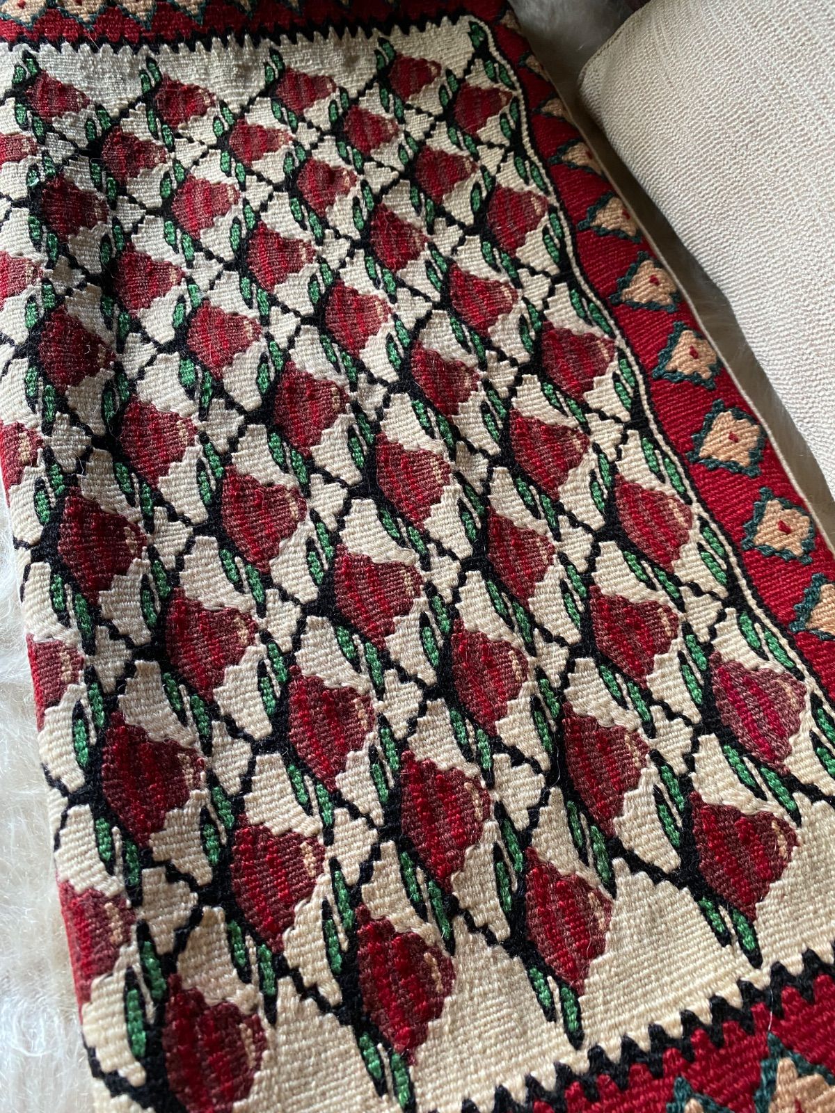 当店オリジナル王族のために織られたセネキリム薔薇柄のヘラティ模様が素敵なクッションカバー使いやすい横長サイズ中身なしで椅子やソファにも