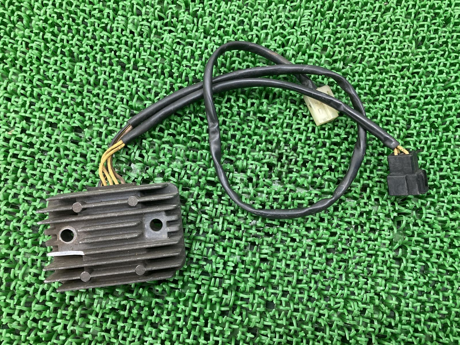 Dトラッカー レギュレター カワサキ 純正 バイク 部品 KLX250 KLX300Rにも レギュレーター レクチファイア 機能的問題なし 【中古】 48 Dトラッカー レギュレター カワサキ 純正 中古 バイク 部品 KLX300R
