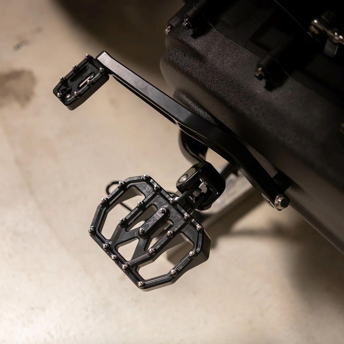 THRASHIN SUPPLY AGGRESSOR 2018up M8ソフテイル ドライバーミニフロアボード ブラック TSC-2031-1-SF 1621-1231 ハーレー BRIGHTFACE_UK