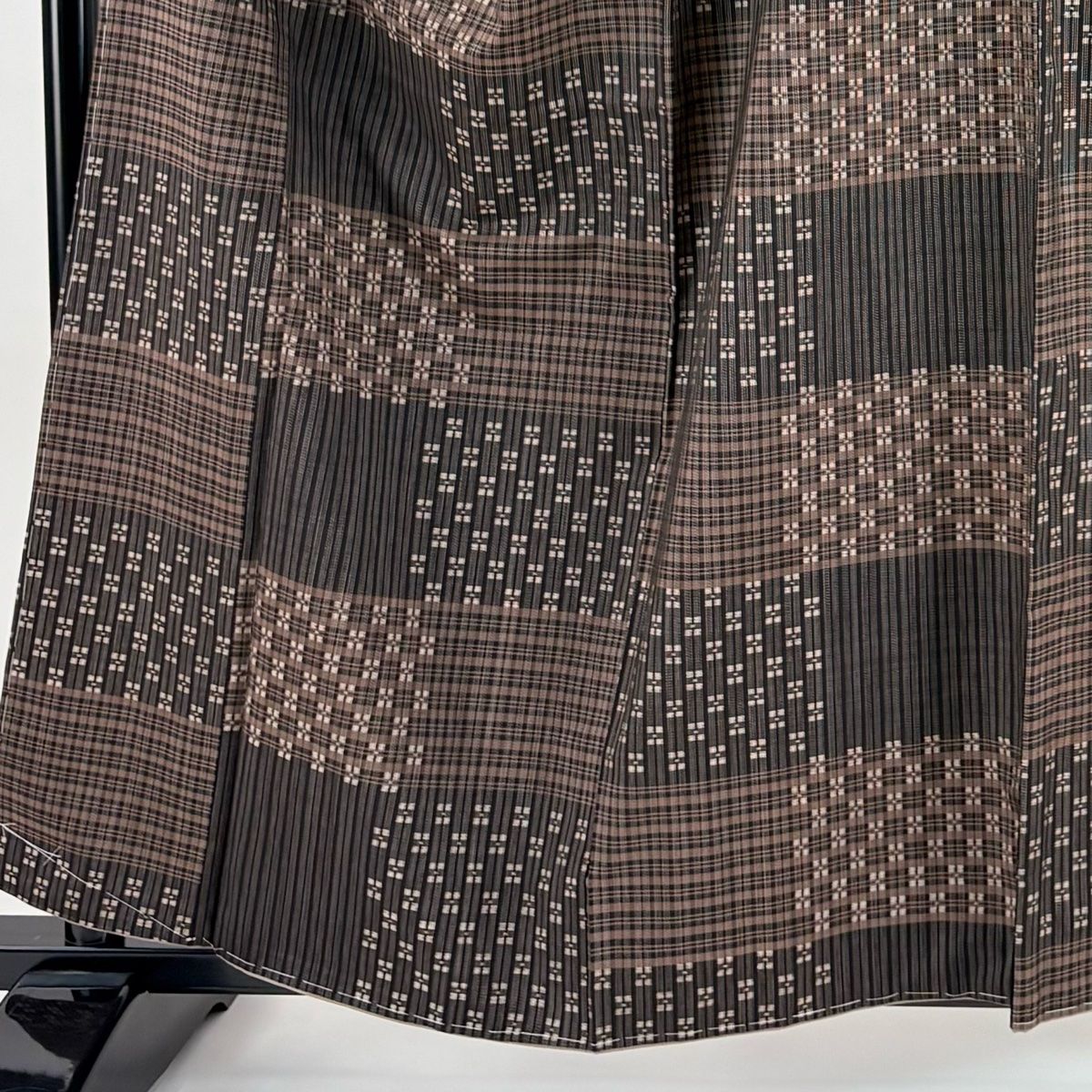 紬 身丈157.5cm 裄丈64cm M 袷 縞 幾何学 焦茶色 正絹 名品