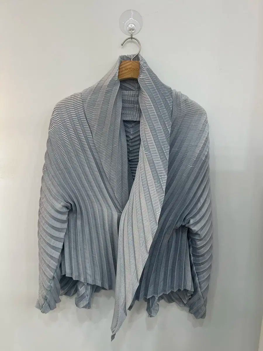 ミーバイイッセイミヤケ、me by ISSEY Miyake カーディガン ミー イッセイ ミヤケ、“週末の楽しみ”を表現したトップス