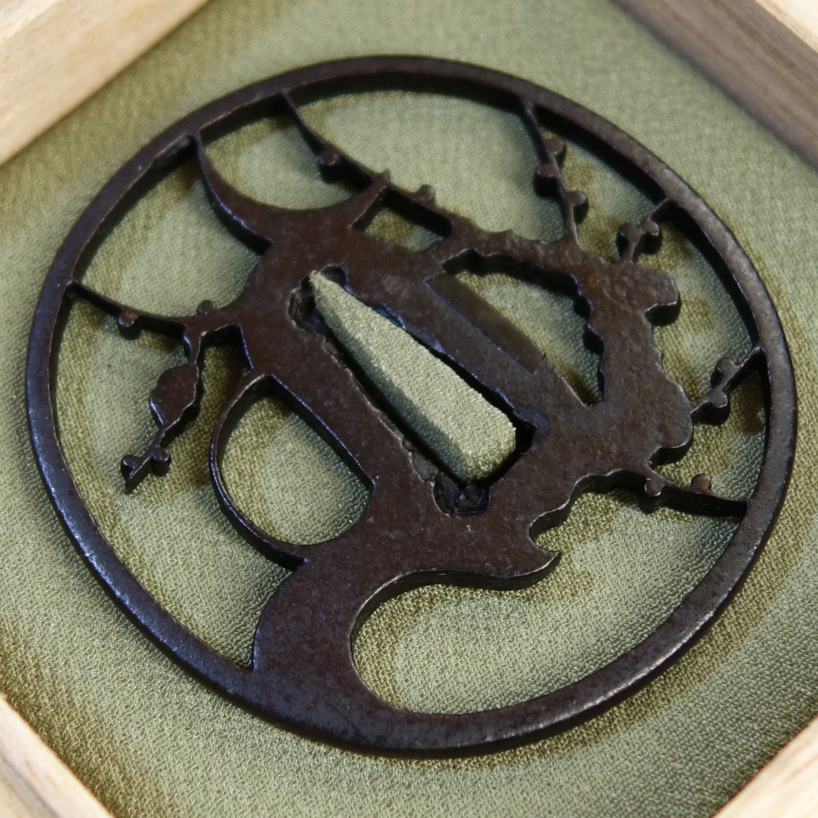 老梅に三日月透鍔 鍔