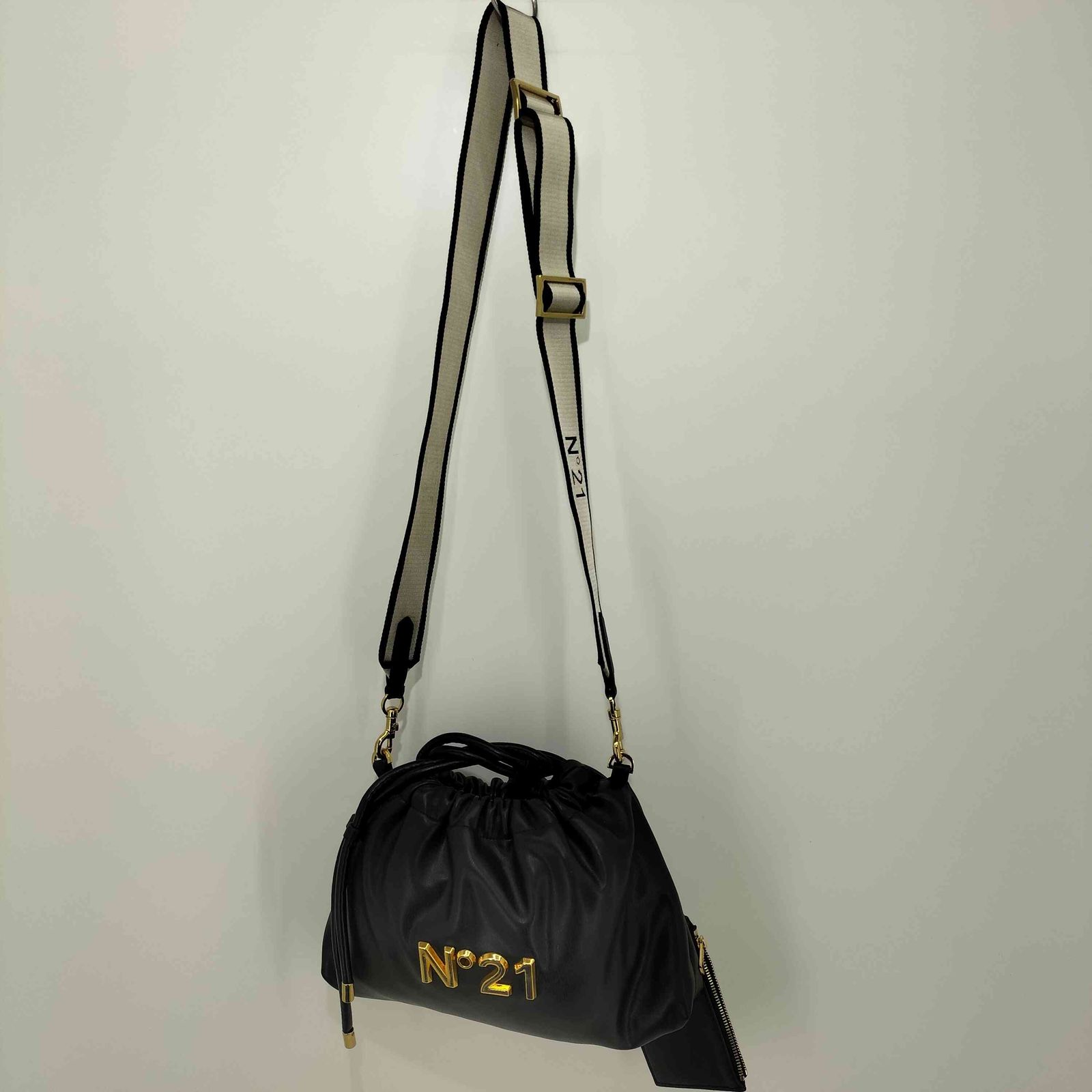 【N°21 (numero ventuno) ボディバッグ 黒】 ヌメロヴェントゥーノ N°21 EVA CROSS BODY BAG クロスボディ
