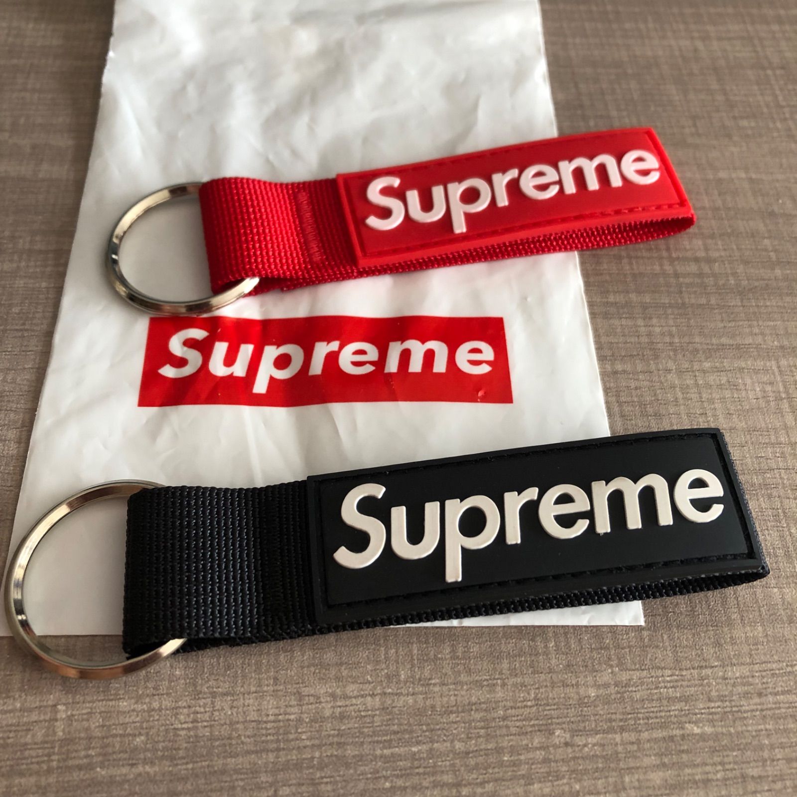 Supreme 20aw Webbing Keychain 黒 x 赤 - メルカリ