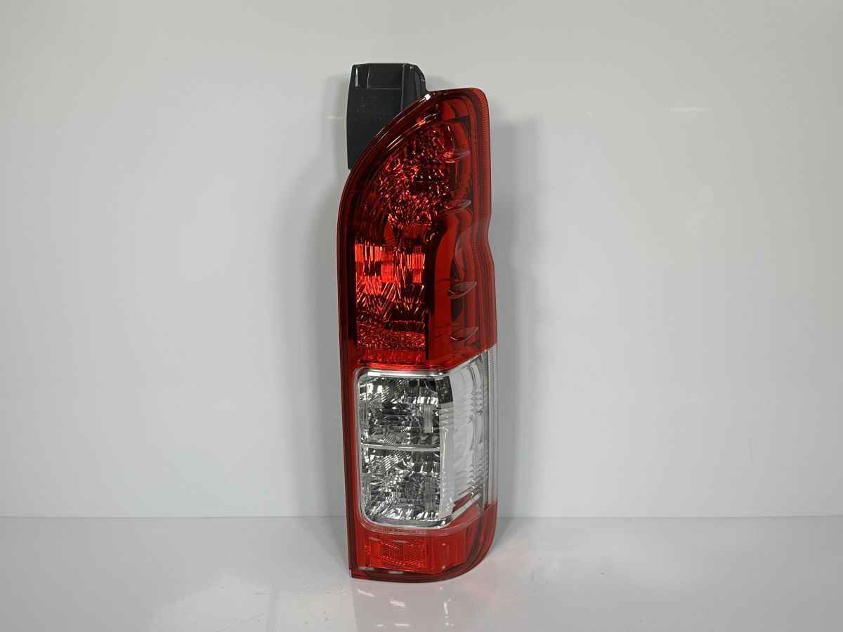 破損なし 低走行 200系 ハイエース 6型 5型 4型 GDH201V KDH201V TRH200V 後期 純正 右テールランプ 81551-26441 26-140 管理31796