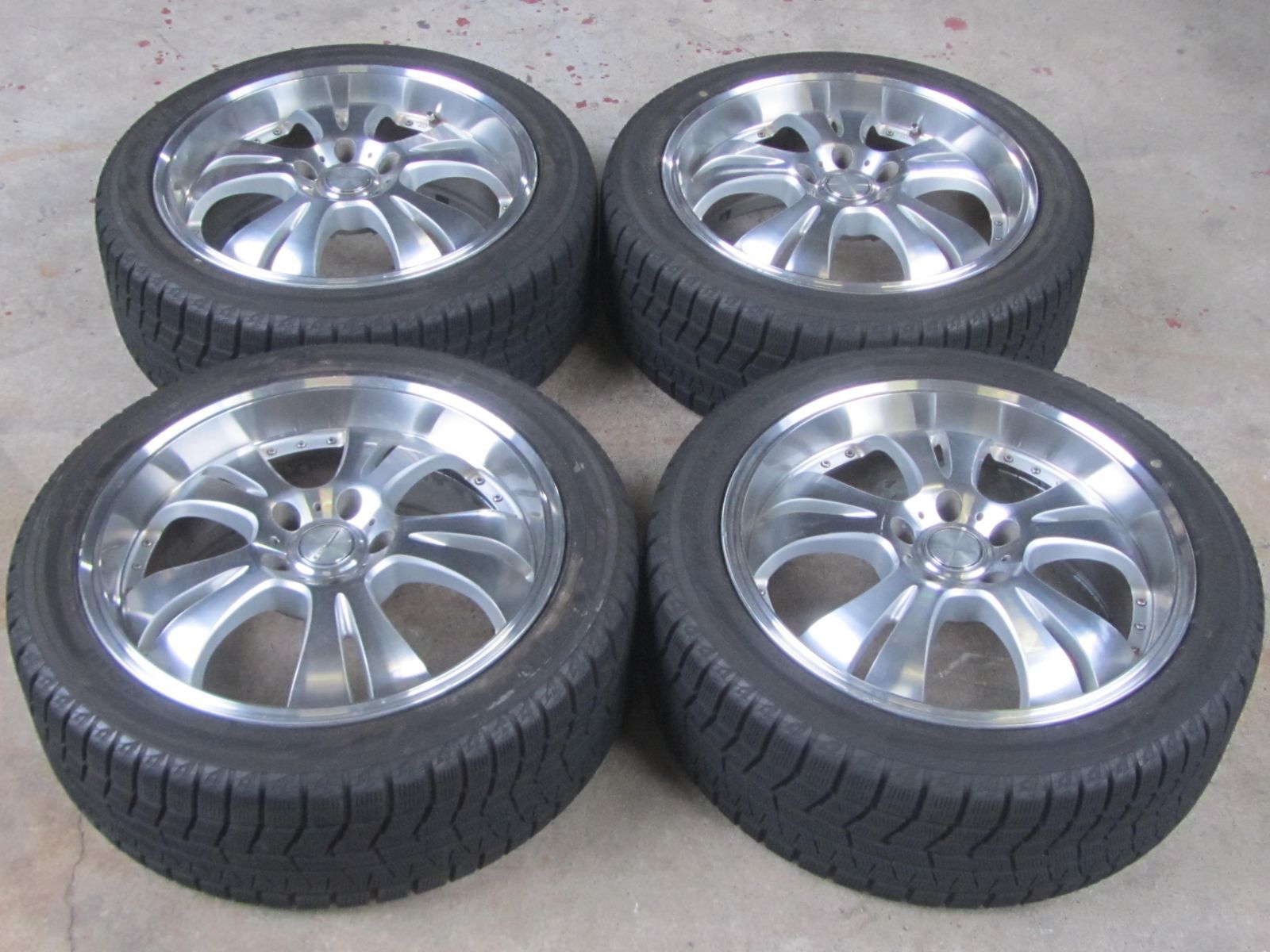 225|45R18 スタッドレス