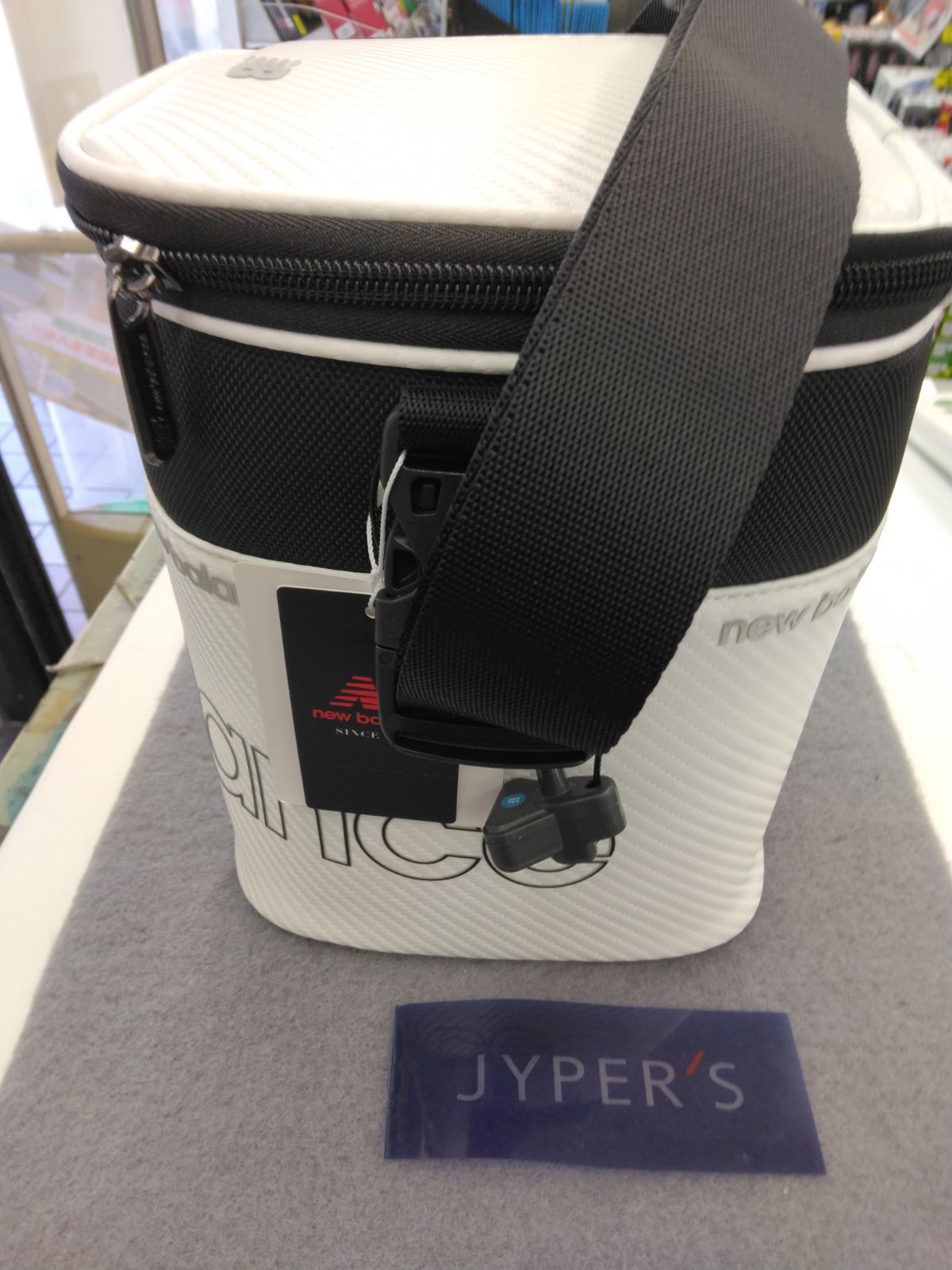 ニューバランス 2024 4981003 エンボス合成皮革 クーラーバッグ 日本正規品 | [ニューバランス] ゴルフ 継続定番商品 保冷バッグ