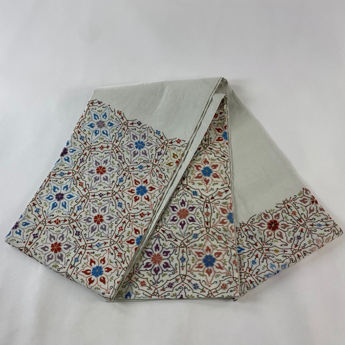 袋帯 逸品 華文 草花 相良刺繍 六通 正絹 袋帯 逸品 華文 草花 相良刺繍 灰色 お太鼓柄 正絹 【中古