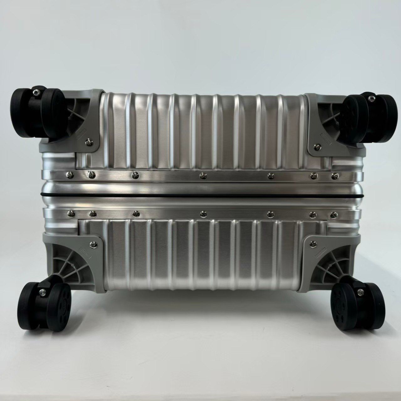 新品 RIMOWA リモワ クラシックキャビン 36L シルバー　キャリーバッグ RIMOWA Classic Cabin リモワ クラシック キャビン 36L (RIMOWA