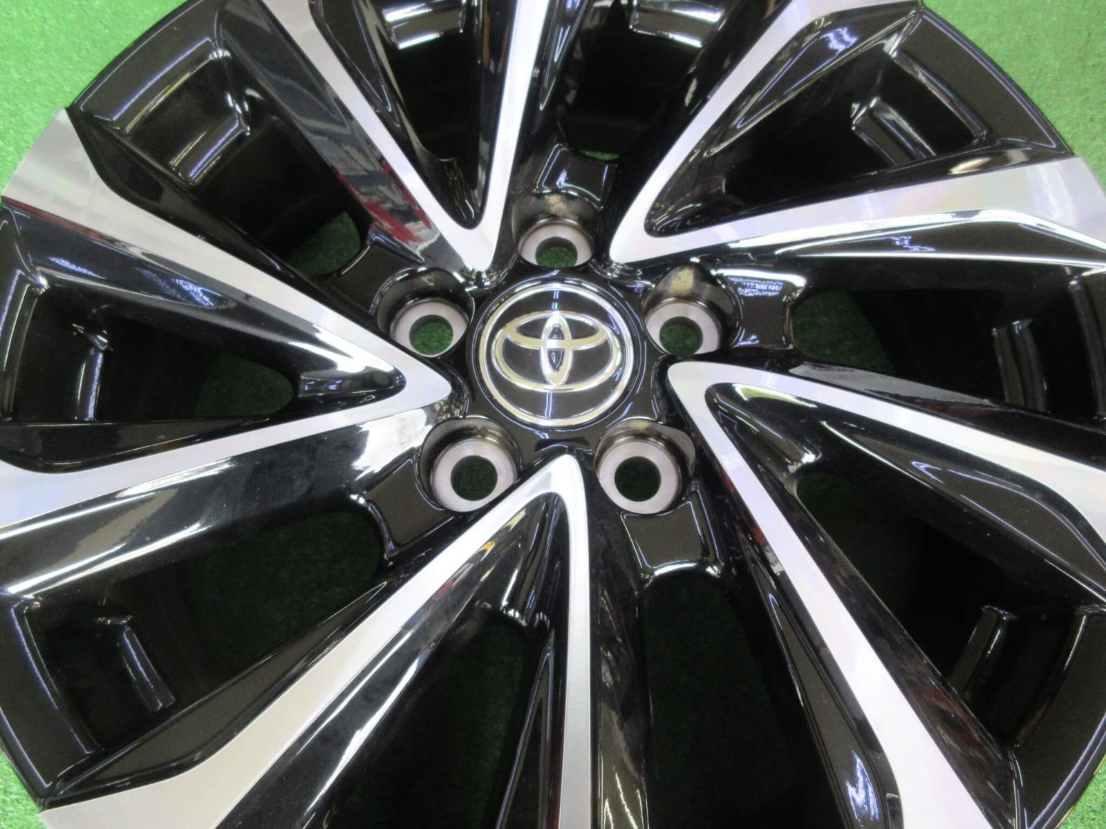 トヨタ 90系ノアＳ-Ｚ純正ホイール 6J-17 5H114.3 40 目立った傷も無く程度良好です♪ FFCRYSTALESIA_COM