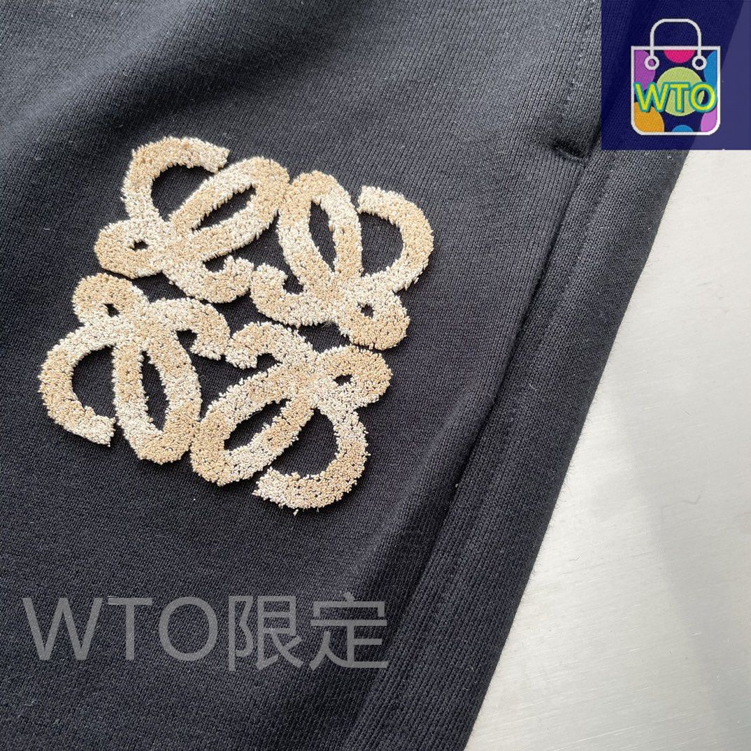 LOWEW ?? ロエベ の新モデルのロゴ刺繍入り 男性用セーター