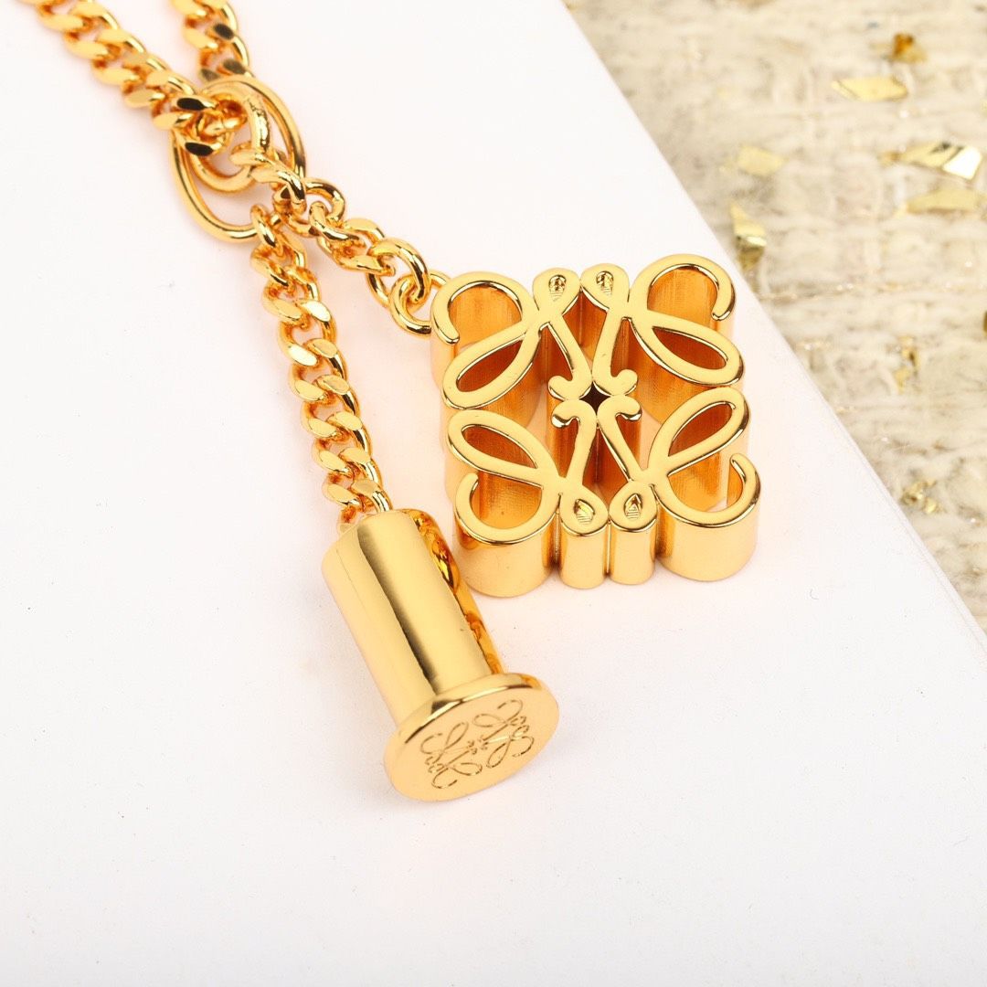 新品未使用 ロエベ（Loewe）ネックレス ダイヤモンド形ロゴペンダント  