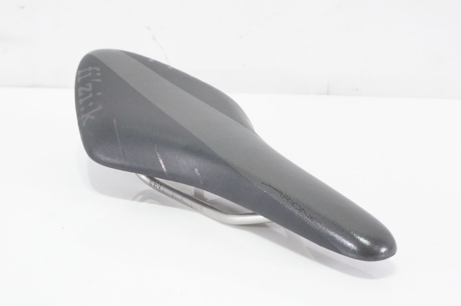 【美品】fizik Arione R7ブラック/グレー サドル ARIONE R7 サドル 黒灰 fizik フィジーク アリオネ サドル R7 fizik