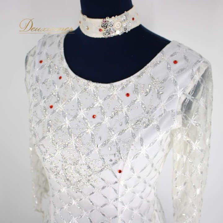 社交ダンス 衣装 ドレス ワンピース レッスンウェア レディース オールシーズン ICHIOKU イチオク ホワイト系 シルバー系 白 銀 長袖 チョーカー 光沢 きらきら ラインストーン フェミニン レース素材 パーティー 発表会 着心地