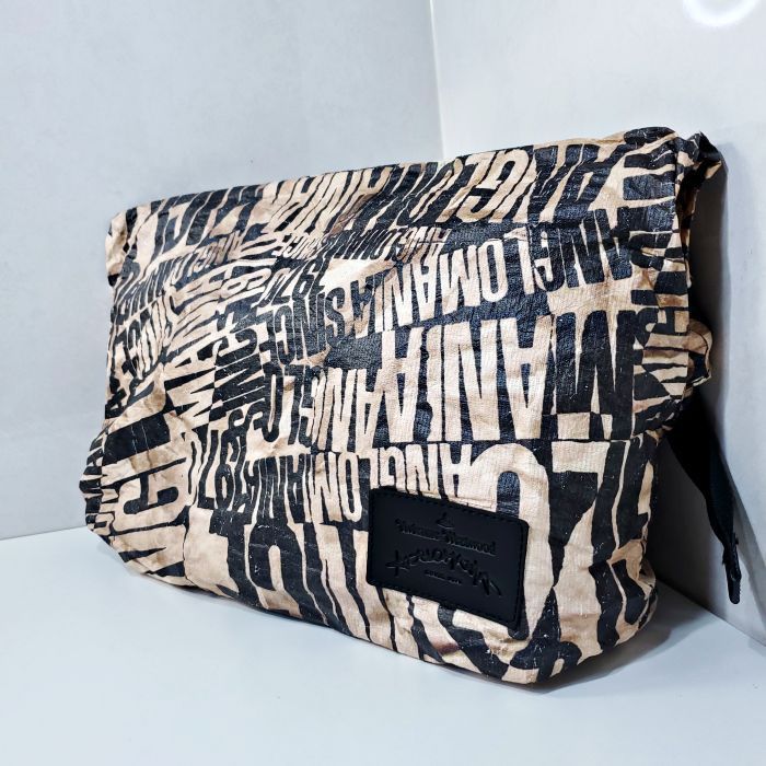 ヴィヴィアンウエストウッド アングロマニア クラッチバッグ 英字タイポグラフィー ヴィヴィアンウエストウッド Vivienne Westwood アングロマニア