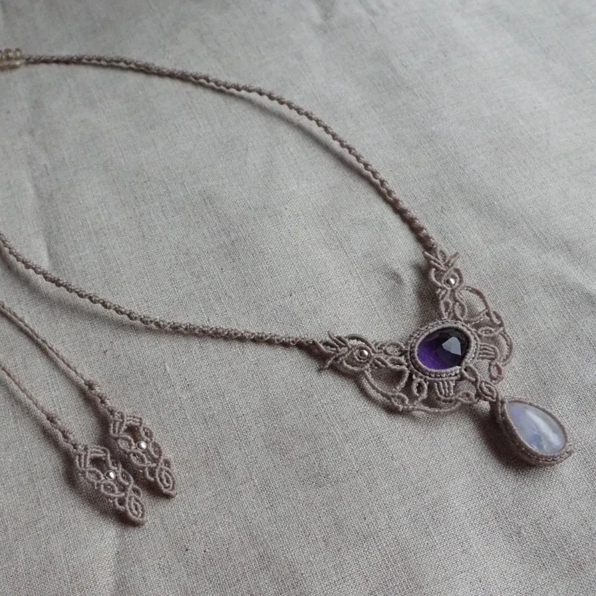 アメジスト【2月誕生石】レインボームーンストーンの天然石マクラメネックレス アメジスト【2月誕生石】レインボームーンストーンの天然石マクラメ