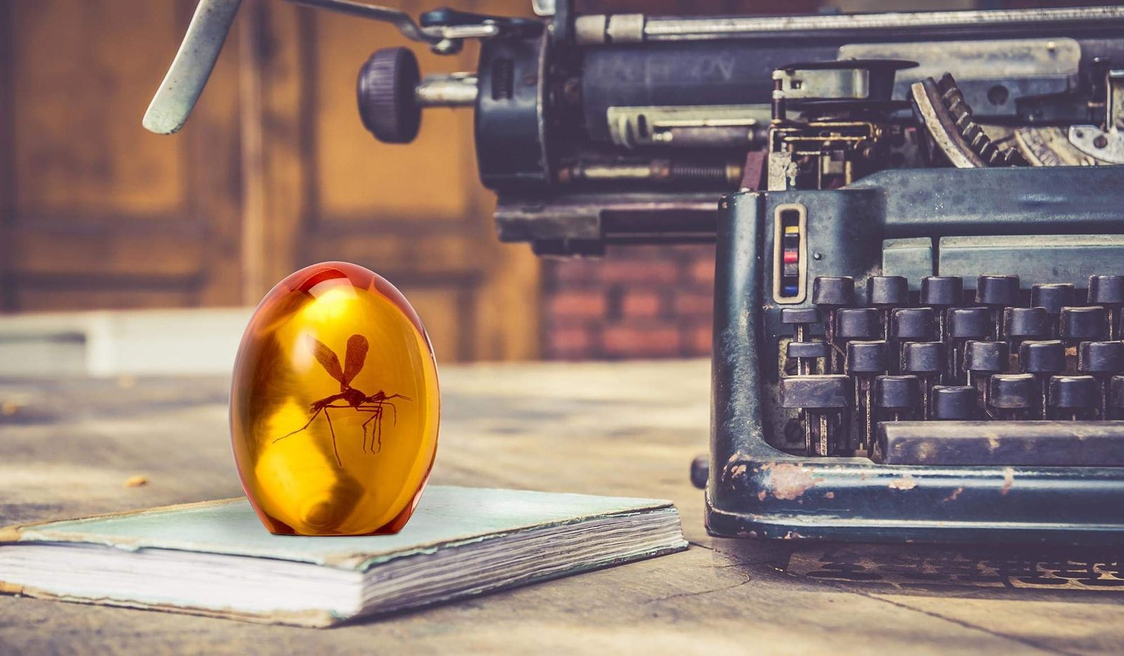 toynk ジュラシック パーク モスキート イン アンバー樹脂 小道具 ジュラシックパーク公式コレクタブルペーパーウェイト 高さ3インチ WWW_SKLAD-KIRPICHA_RU