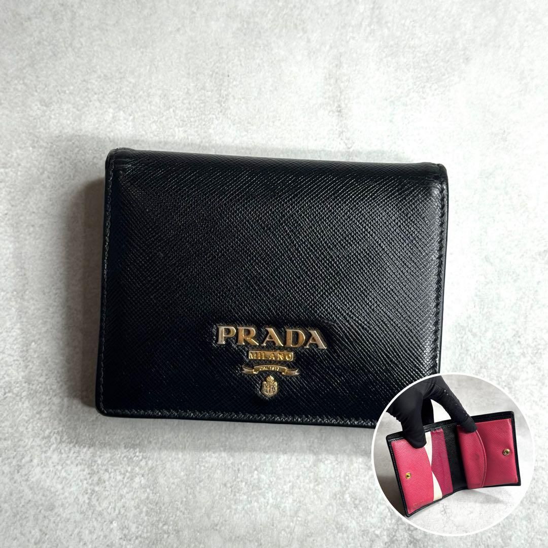 PRADA プラダ | サフィアーノマルチ コンパクトウォレット 二つ折り財布 サフィアーノレザー ブラック ピンク マルチ 1MV204