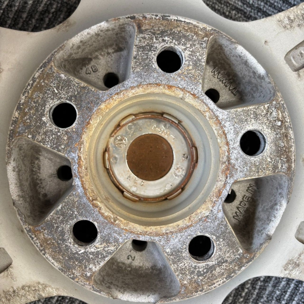 送料無料!!月内タイムセール!!】 215/60R17 ヨコハマ アイス